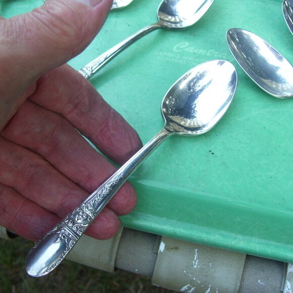 12 VINTAGE SILVERPLATE Wallace SWEETHEART Teaspoons Silverplate 1946 NICE - Picture 2 of 3